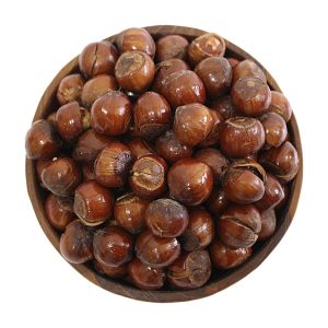 البندق مع القشرة