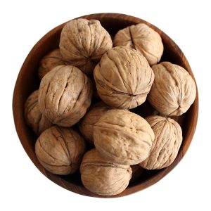الجوز مع القشرة